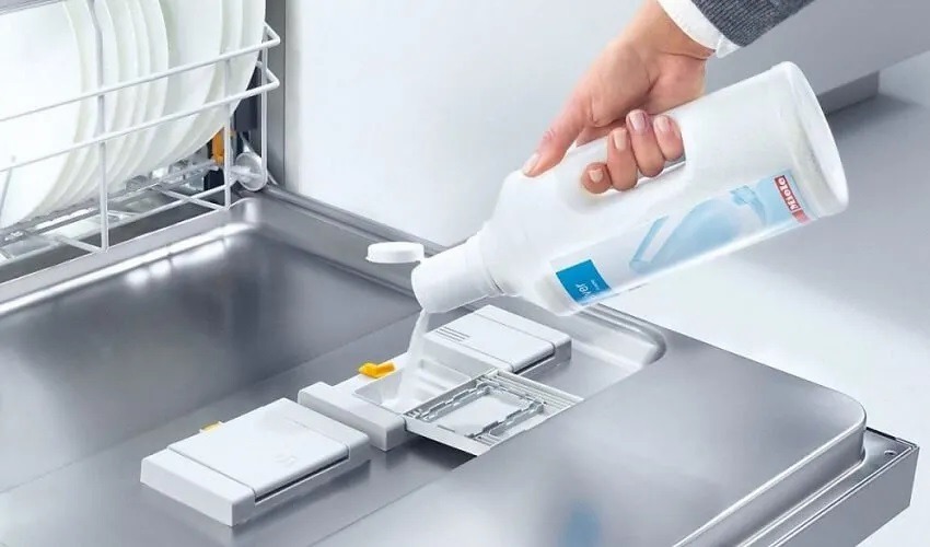 Comment bien utiliser un liquide de rinçage lave-vaisselle ?